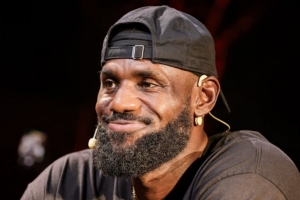 詹姆斯：我从高中起成名已久 没法带女儿去游乐园 但我仍享受生活