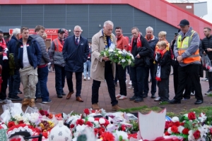 埃弗顿俱乐部代表赛前向若塔献花：我们的心与若塔家人、队友同在