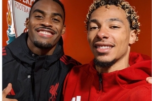 各建一功！利物浦官推晒赫拉芬贝赫、埃基蒂克赛后自拍合影