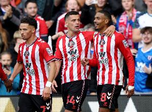 头球摆渡助伊西多破门，扎卡在英超主场比赛连续送出助攻