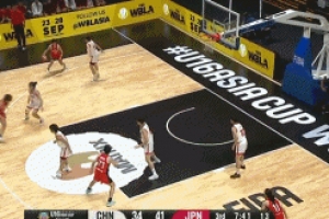 外线对飙！安井穗香撤步三分命中 李沅珊底角三分迅速回应