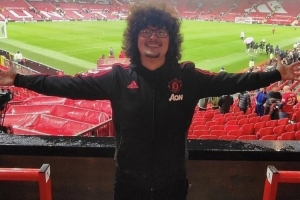 邮报：曼联网红球迷被另一球迷袭击，俱乐部正就此事展开调查