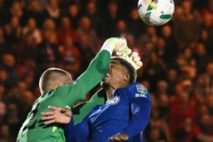 痛击队友！约根森击球时一拳挥到福法纳脸上，福法纳赛后社媒调侃