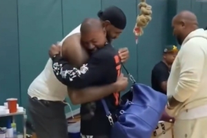 彼时胡子还是全黑！美媒晒2022年詹姆斯和小托马斯野球场拥抱视频