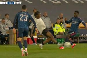 还好无大碍！萨卡被对方球员蹬踏，痛苦倒地