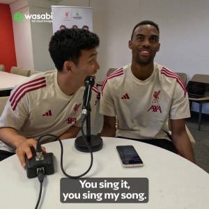 远程遥控+劲歌热舞！琼斯、赫拉芬贝赫、远藤航与小球迷亲切互动