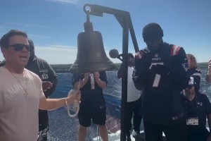 杰伦-布朗带队观看爱国者比赛 和影星沃尔伯格一起为球队敲钟开赛