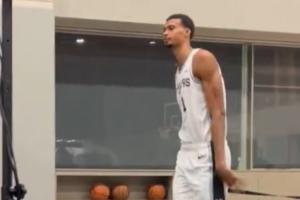 还再长高？！文班本赛季注册身高为7尺4 上赛季为7尺3！