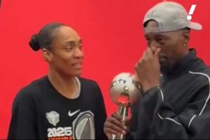 不爱闻？阿德巴约赛后嫌弃阿贾汗臭味😭还说：你袜子好酸！