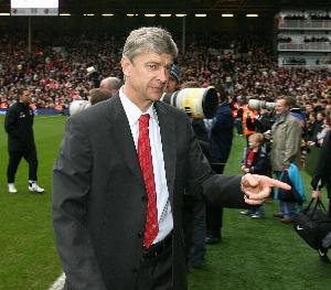 传奇的开始！19年前的今天温格执教枪手首秀，阿森纳2-0布莱克本