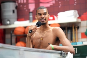 加内特：休赛期与文班深入交流了攻防技巧&心态调整 没垃圾话内容