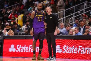 雷迪克：我正考虑设计两套轮换 分别在詹姆斯出战或缺席时使用