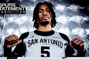 马刺新赛季宣告版球衣发布！卡斯尔上身展示 这款球衣颜值如何？