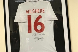 记者：卢顿主场还挂着新帅威尔希尔的老球衣，他曾是球队青训