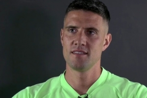 退役一天就“复出”！凯利宣布退役后隔天，就代表利物浦踢传奇赛