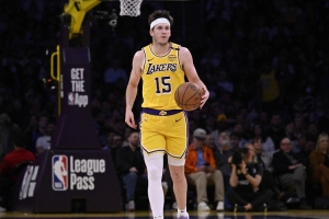 雷迪克：里夫斯的小腿被膝盖顶了一下 但他并无大碍