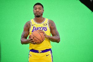 斯玛特上半场零出手得分篮板挂零 上演标志性造对手进攻犯规