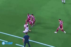 主帅应声倒地！卡塔尔球员边线贴脸大脚，皮球正中洛佩特吉面部