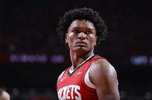 阿门季前赛场均17分4助2.7失误 真实命中率68.4% 三分66.7%