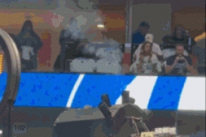 独行侠马刺篮球架上方烟花机疑似起火  比赛开始后还在冒烟