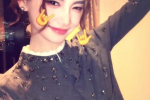 这一笑太着迷了！美女主播金佳悦的手势舞： 吃一鞭子~